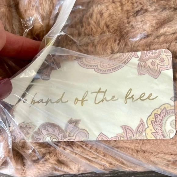 Band of the Free Angel Faux Fur Hooded Jacket in Butterscotch. Size Medium. NWT! - Picture 7 of 9